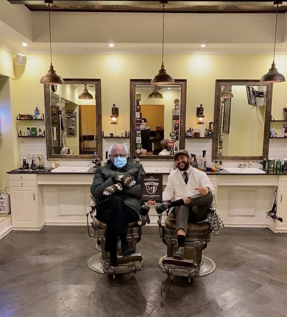 Antike Barber-Stühle und Vintage-Spiegel