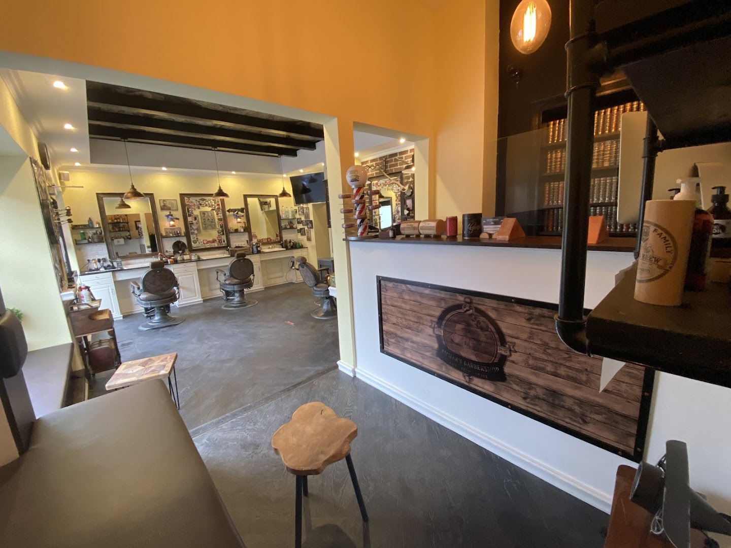 Der Saloon mit Tresen und Barber-Pole